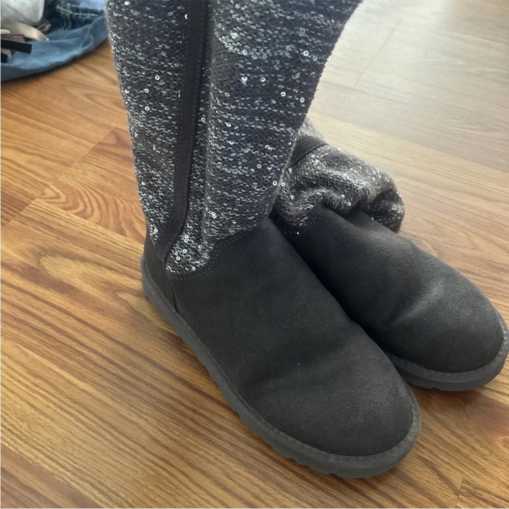 Ugg boots women’s size 7 charcoal gray with knit sequins